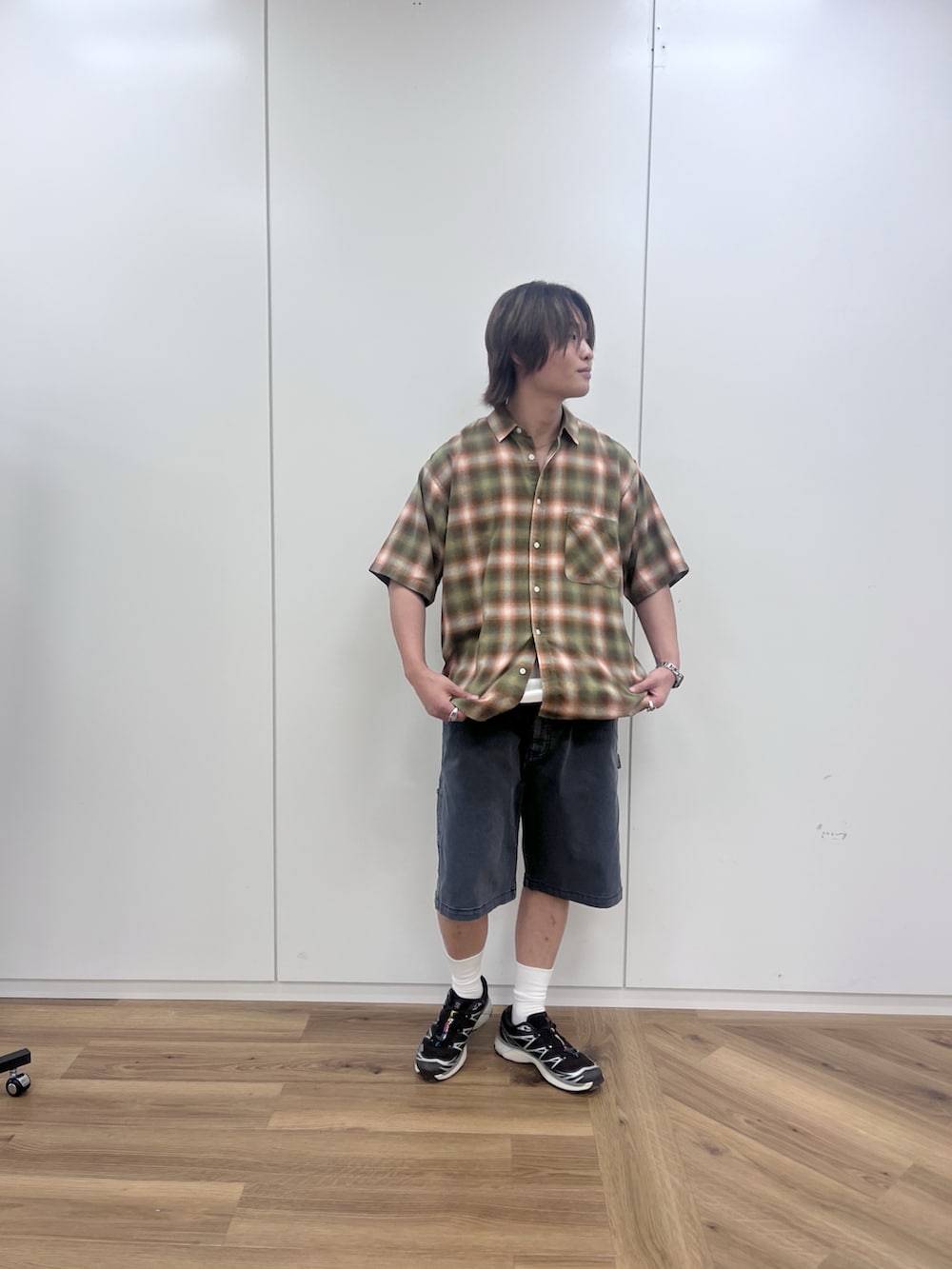 「タンクトップ、夏コーデ、ベーシック/シンプル、シンプルコーデ、カジュアル、大人カジュアル、ラフ、シャツスタイル、チェック、ハーフパンツ、スニーカー、いいね、save、フォローお願いします🤑、休日コーデ、SALOMON、BAYFLOW(BAYFLOW)」｜「BAYFLOWの[トレンド柄] アソートチェックシャツ（シャツ/ブラウス、ベージュ系）」を使った、ゆーーーとさん（メンズ・173cm）の夏コーディネートの2枚目の写真