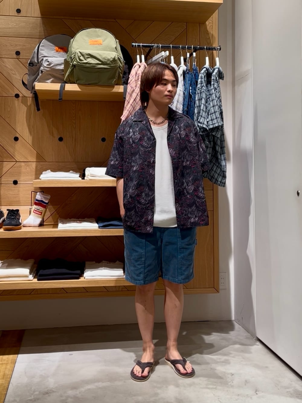 「柄シャツ、夏コーデ、大人コーデ、リラックススタイル、シルバーアクセサリー、オトナカジュアル、ゆるコーデ、タンクトップ、カジュアル、ショートパンツ、コーデュロイ、サンダル、大人カジュアル、BAYFLOW(BAYFLOW)、開襟シャツ」｜「BAYFLOWの[夏でも羽織りやすい]レトロパターン半袖柄シャツ（シャツ/ブラウス、ブラック系）」を使った、ゆーーーとさん（メンズ・173cm）の夏コーディネートの5枚目の写真