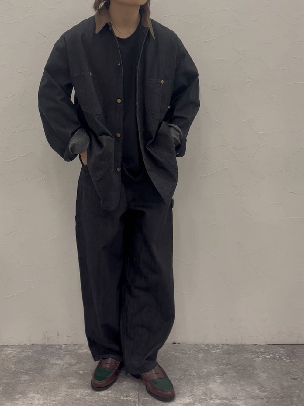 ブラック系のTシャツ/カットソー、ブラック系のデニムジャケット、ブラック系のデニムパンツを着用したメンズの秋コーディネートの3枚目の写真