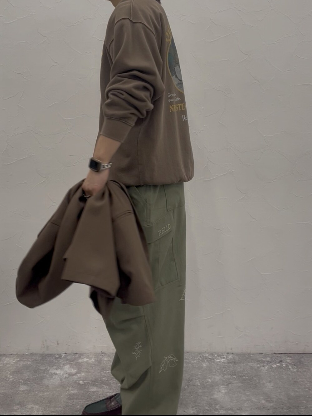 ブラウン系のスウェット、ブラウン系のテーラードジャケット、グリーン系のその他パンツを着用したメンズの秋コーディネートの3枚目の写真