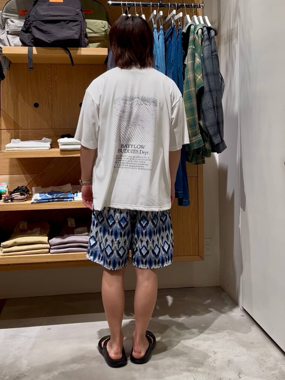 その他のその他パンツ、ブラック系のサンダル、ホワイト系のTシャツ/カットソーを着用したメンズの春コーディネートの3枚目の写真