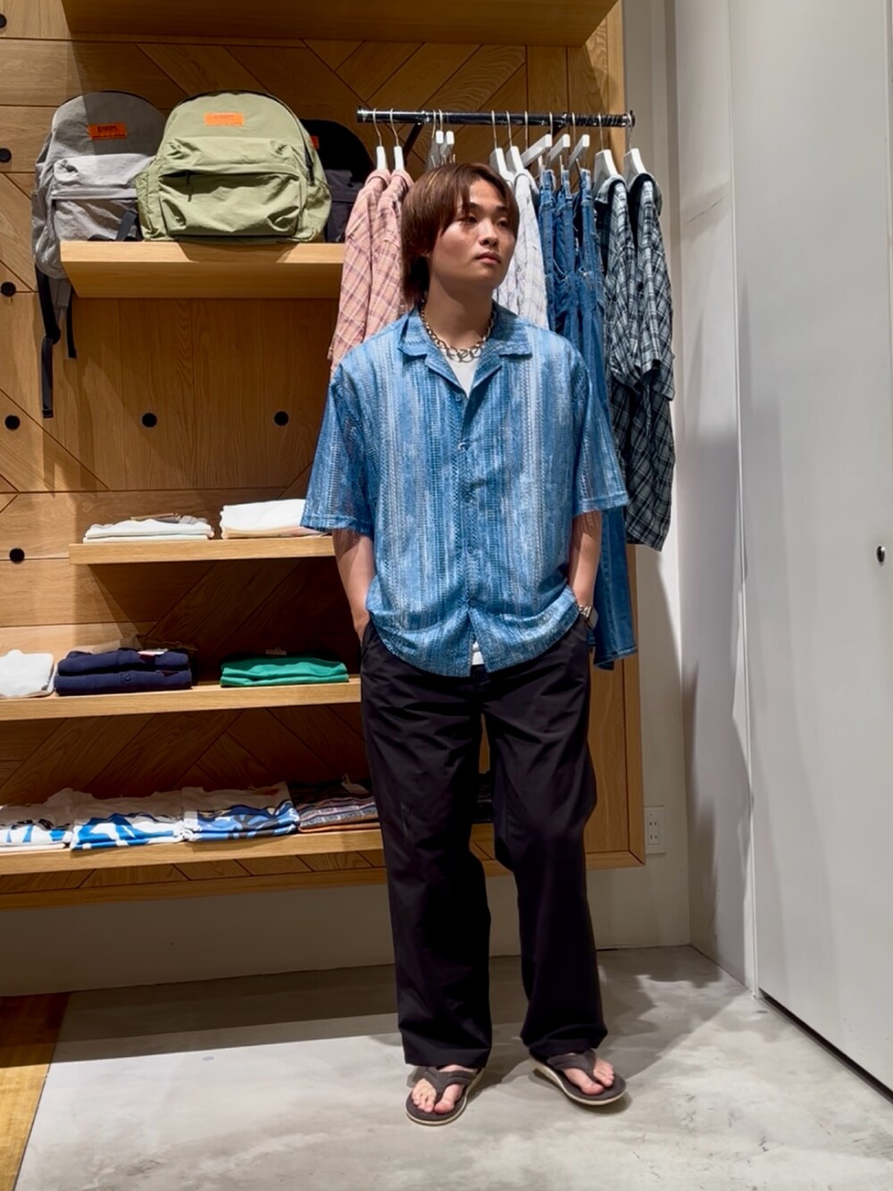 「柄シャツ、サンダル、夏コーデ、初夏コーデ、デートコーデ、ストリート、タンクトップ、春夏コーデ、ブルー、ストリートコーデ、ラフ、シャツスタイル、シャツ、ワイドパンツ、BAYFLOW(BAYFLOW)」｜「BAYFLOWの[オシャレ感UP]インディゴライクレースシャツ（シャツ/ブラウス、ブルー系）」を使った、ゆーーーとさん（メンズ・173cm）の夏コーディネートの5枚目の写真