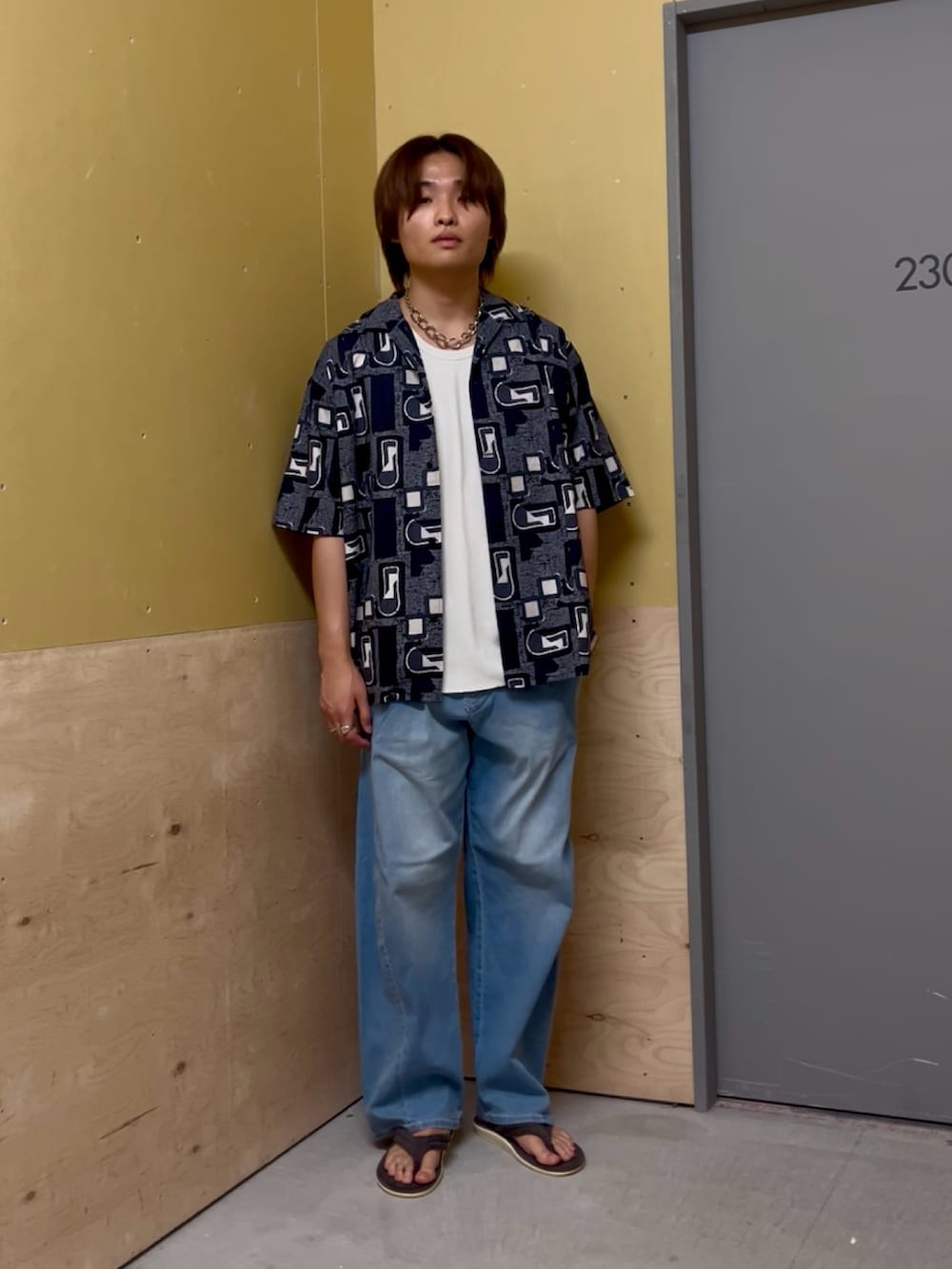 「柄シャツ、夏コーデ、タンクトップ、カジュアル、カジュアルコーデ、大人カジュアル、シャツスタイル、ラフ、夏、春夏コーデ、デニム、デニムパンツ、サンダル、いいね、save、フォローお願いします🤑、BAYFLOW(BAYFLOW)」｜「BAYFLOWの[夏でも羽織りやすい]レトロパターン半袖柄シャツ（シャツ/ブラウス、ブルー系）」を使った、ゆーーーとさん（メンズ・173cm）の夏コーディネートの5枚目の写真
