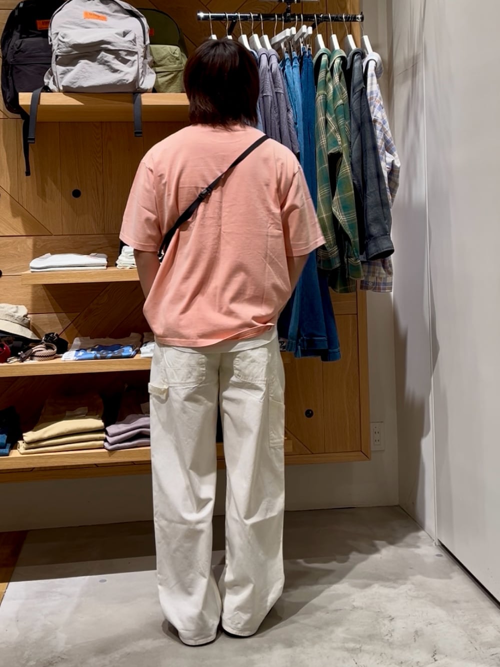 「ワイドパンツ、夏コーデ、初夏コーデ、お洒落さんとつながりたい、大人コーデ、夏服コーデ、メンズファッション、ラクチンコーデ、ゆるコーデ、オトナカジュアル、BAYFLOW(BAYFLOW)、ノースフェイス、merrell、サンダル、ピンク」｜「BAYFLOWの［ナチュラルなフェード感］スノーワンポイント刺繍Tシャツ（Tシャツ/カットソー、ピンク系）」を使った、ゆーーーとさん（メンズ・173cm）の春コーディネートの3枚目の写真