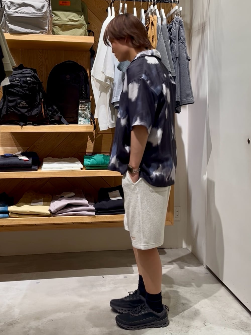 「柄シャツ、黒Tシャツ、夏コーデ、大人カジュアルコーデ、シンプルスタイル、オトナカジュアル、スニーカーコーデ、ショーツ、ショーツスタイル、おでかけコーデ、キレイめカジュアル、シンプルコーデ、白パンツ、大人カジュアル、BAYFLOW(BAYFLOW)」｜「BAYFLOWの【接触冷感】オープンカラー半袖柄シャツ（シャツ/ブラウス、ブルー系）」を使った、ゆーーーとさん（メンズ・173cm）の夏コーディネートの2枚目の写真