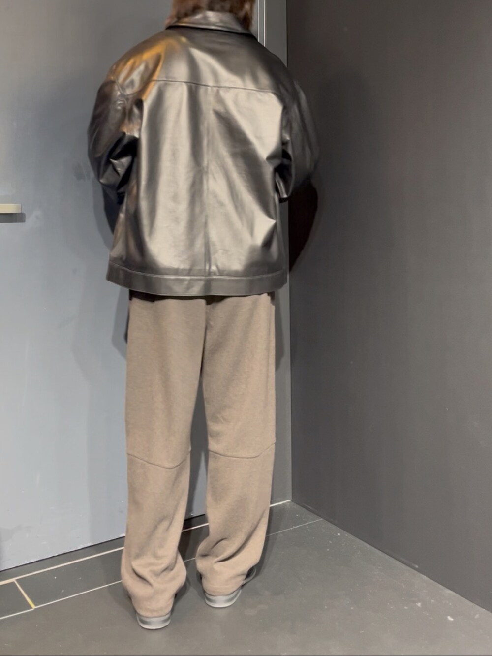 その他のその他アウター、ホワイト系のTシャツ/カットソー、ブラウン系のスラックスを着用したメンズの秋コーディネートの4枚目の写真