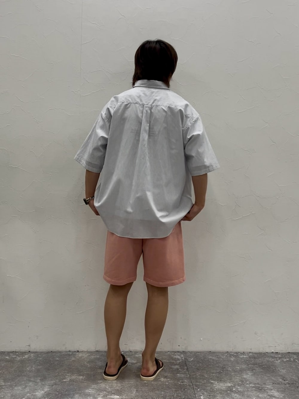 ブルー系のシャツ/ブラウス、ホワイト系のTシャツ/カットソー、ピンク系のその他パンツを着用したメンズの春コーディネートの2枚目の写真