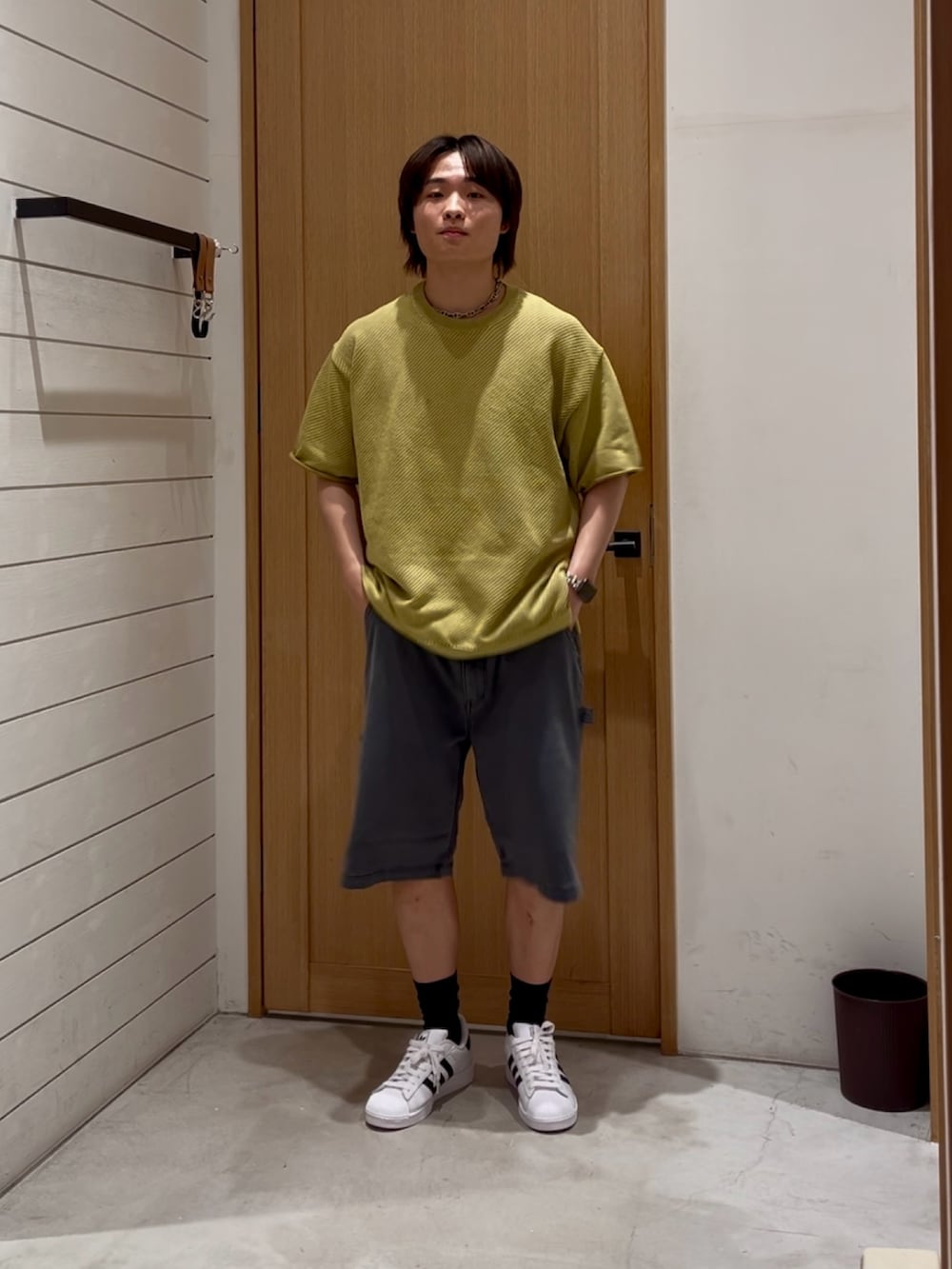 「夏コーデ、大人カジュアル、おしゃれさんと繋がりたい、キレイめカジュアル、ゆるコーデ、リラックススタイル、シンプルスタイル、ベーシック/シンプル、カジュアル、カジュアルコーデ、ジャケット、メッシュ、ハーフパンツ、adidas、BAYFLOW(BAYFLOW)」｜「BAYFLOWの【マシンウォッシャブル対応・毛玉軽減】フェードカラーレイヤードプルオーバー25SS（Tシャツ/カットソー、イエロー系）」を使った、ゆーーーとさん（メンズ・173cm）の夏コーディネートの3枚目の写真