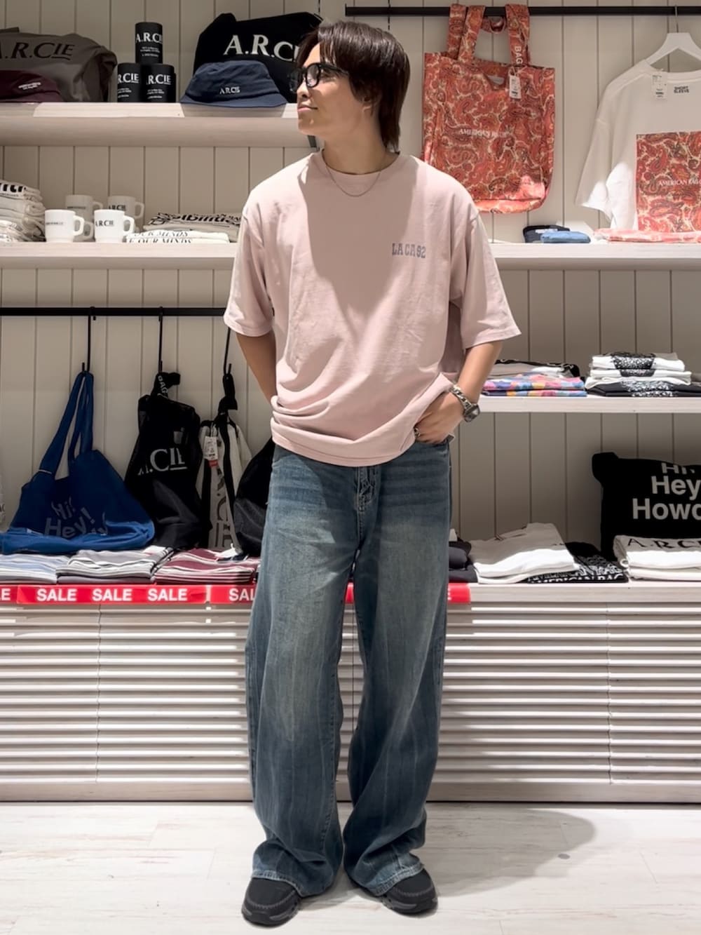 「夏ルックで気分アップ、デニム、ロゴT、サングラス、おしゃれさんと繋がりたい、シンプルコーデ、ベーシック/シンプル、カジュアル、大人カジュアル、夏コーデ、Tシャツ、タンクトップ、ワイドパンツ、いいね、save、フォローお願いします🤑、BAYFLOW(BAYFLOW)」｜「BAYFLOWの[POPなプリントが可愛い]SUNSETバックプリント半袖Tシャツ（Tシャツ/カットソー、ピンク系）」を使った、ゆーーーとさん（メンズ・173cm）の夏コーディネートの2枚目の写真