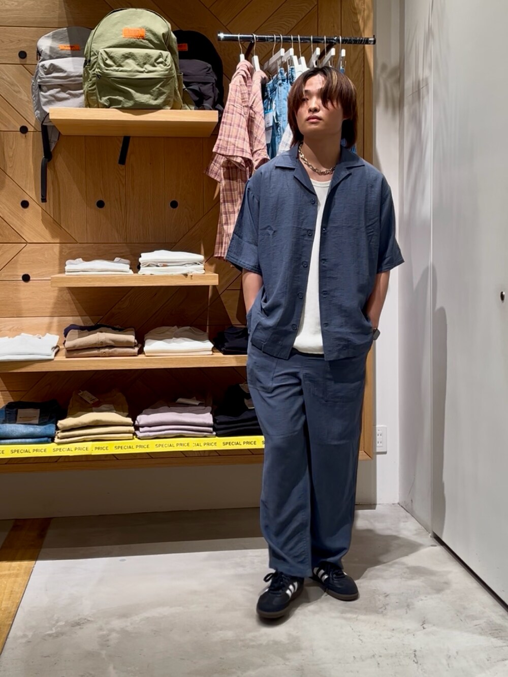 「大人コーデ、最近のいい感じコーデ、カジュアルコーデ、アディダスオリジナルス、シャツ好き集まれ、いいね、save、フォローお願いします🤑、メンズファッション、タンクトップ、adidas、夏服コーデ、大人カジュアル、夏コーデ、セットアップ、きれいめカジュアル、BAYFLOW(BAYFLOW)」｜「BAYFLOWの[セットアップ可]クールタッチリネン半袖シャツ【接触冷感】（シャツ/ブラウス、ブルー系）」を使った、ゆーーーとさん（メンズ・173cm）の夏コーディネートの5枚目の写真