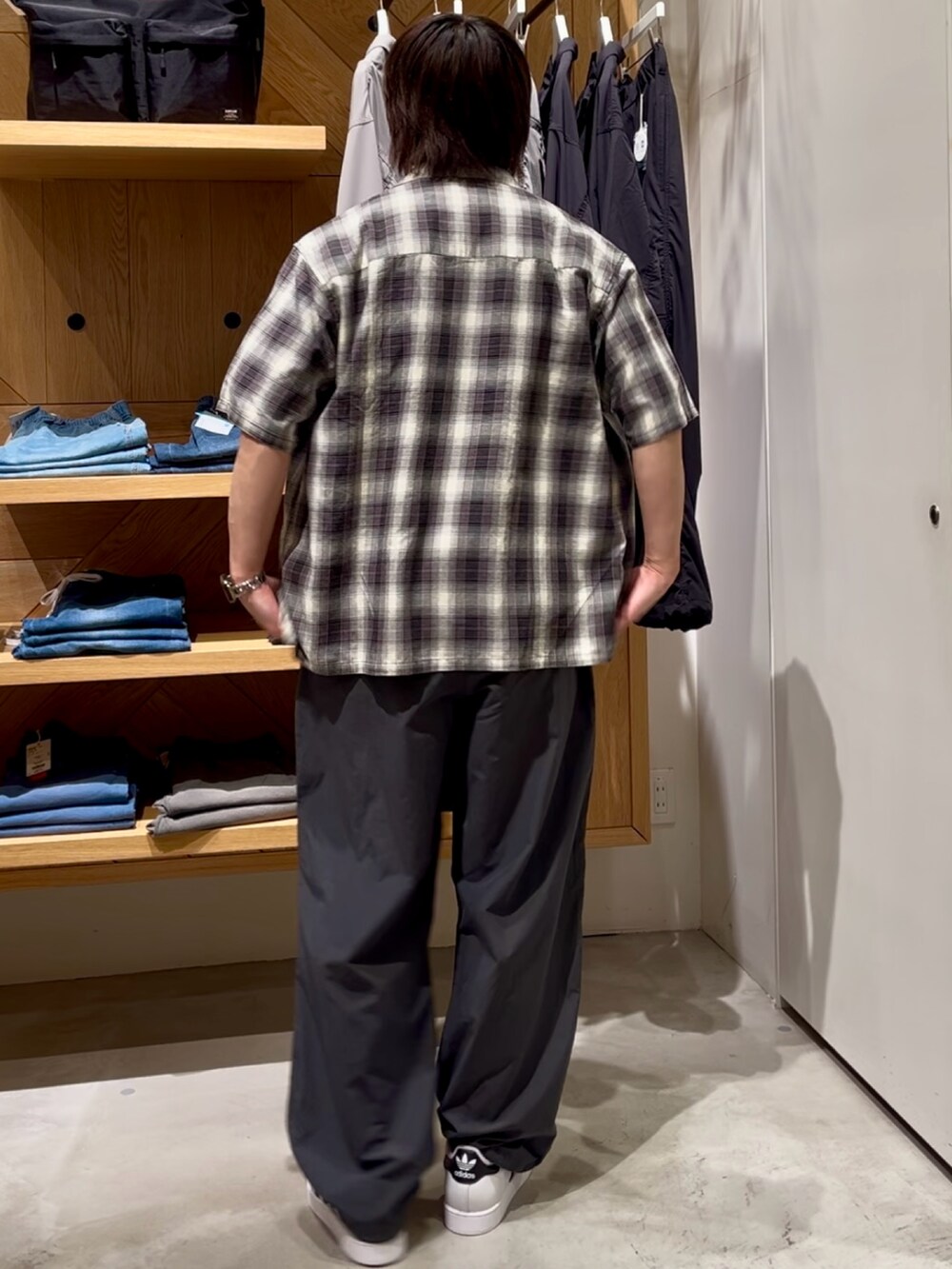 ブラック系のTシャツ/カットソー、ブラック系のシャツ/ブラウス、ブラック系のその他パンツを着用したメンズの夏コーディネートの2枚目の写真