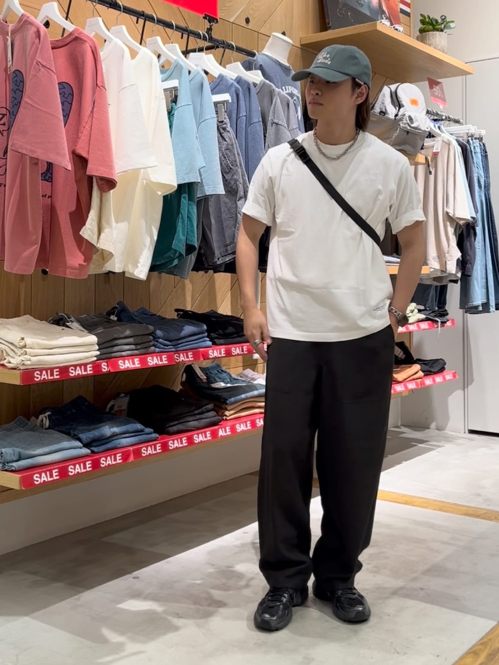 「夏ルックで気分アップ、白Tシャツ、夏コーデ、お洒落さんとつながりたい、いいね、save、フォローお願いします🤑、爽やかコーデ、シンプルコーデ、ベーシック/シンプル、カジュアル、大人カジュアル、Tシャツ、ベイカーパンツ、スニーカー、小物、BAYFLOW(BAYFLOW)」｜「BAYFLOWの[ヴィンテージ感]ピグメント天竺半袖Tシャツ（Tシャツ/カットソー、ホワイト系）」を使った、ゆーーーとさん（メンズ・173cm）の夏コーディネートの4枚目の写真