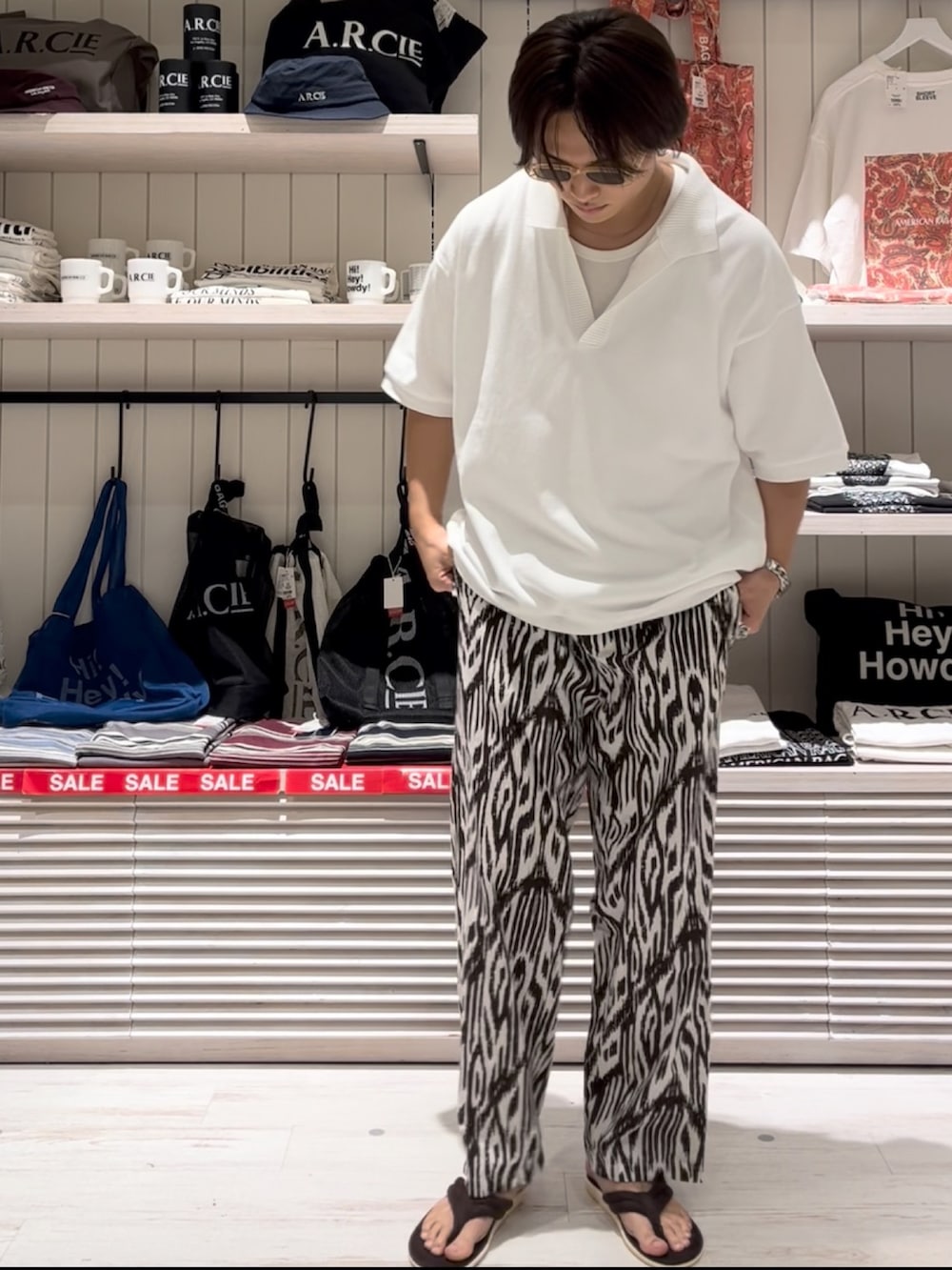 「夏ルックで気分アップ、シンプルコーデ、ゆるコーデ、カジュアルコーデ、ベーシック/シンプル、大人カジュアル、リゾートスタイル、カジュアル、スキッパーシャツ、タンクトップ、柄パンツ、サンダル、夏コーデ、夏、BAYFLOW(BAYFLOW)」｜「BAYFLOWの[1枚でサマになる]スキッパー半袖ポロシャツ（Tシャツ/カットソー、ホワイト系）」を使った、ゆーーーとさん（メンズ・173cm）の夏コーディネートの3枚目の写真