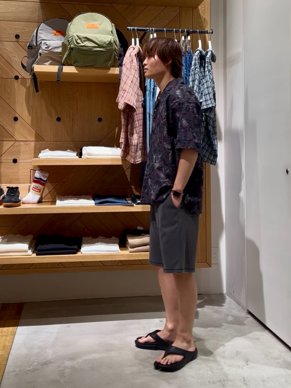 「柄シャツ、サンダル、夏コーデ、韓国ファッション、大人カジュアルコーデ、大人コーデ、お洒落さんとつながりたい、ハーフパンツ、シャツスタイル、スウェットパンツ、タンクトップ、モード、カジュアル、カジュアルスタイル、BAYFLOW(BAYFLOW)」｜「BAYFLOWの[夏でも羽織りやすい]レトロパターン半袖柄シャツ（シャツ/ブラウス、ブラック系）」を使った、ゆーーーとさん（メンズ・173cm）の夏コーディネートの2枚目の写真