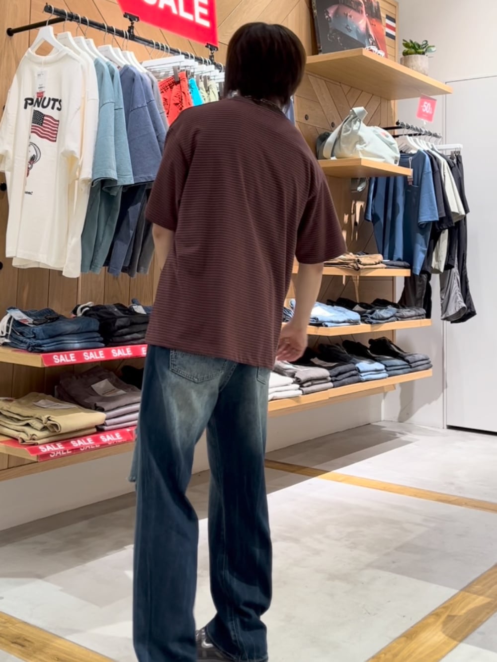 ブラウン系のTシャツ/カットソー、ホワイト系のTシャツ/カットソー、ブルー系のデニムパンツを着用したメンズの夏コーディネートの4枚目の写真