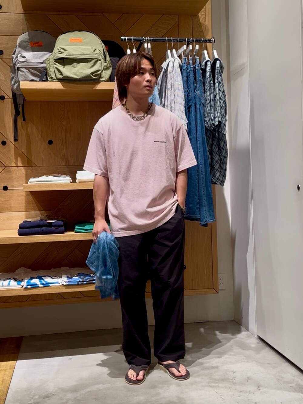 「柄シャツ、夏コーデ、メンズファッション、今日のコーデ、ラフコーデ、夏だ！Tシャツ着よう！、休日スタイル、カジュアル、シンプルコーデ、Tシャツ、ワイドパンツ、ナイロンパンツ、サンダル、大人カジュアル、BAYFLOW(BAYFLOW)」｜「BAYFLOWのFRUITS半袖Tシャツ（Tシャツ/カットソー、ピンク系）」を使った、ゆーーーとさん（メンズ・173cm）の夏コーディネートの5枚目の写真