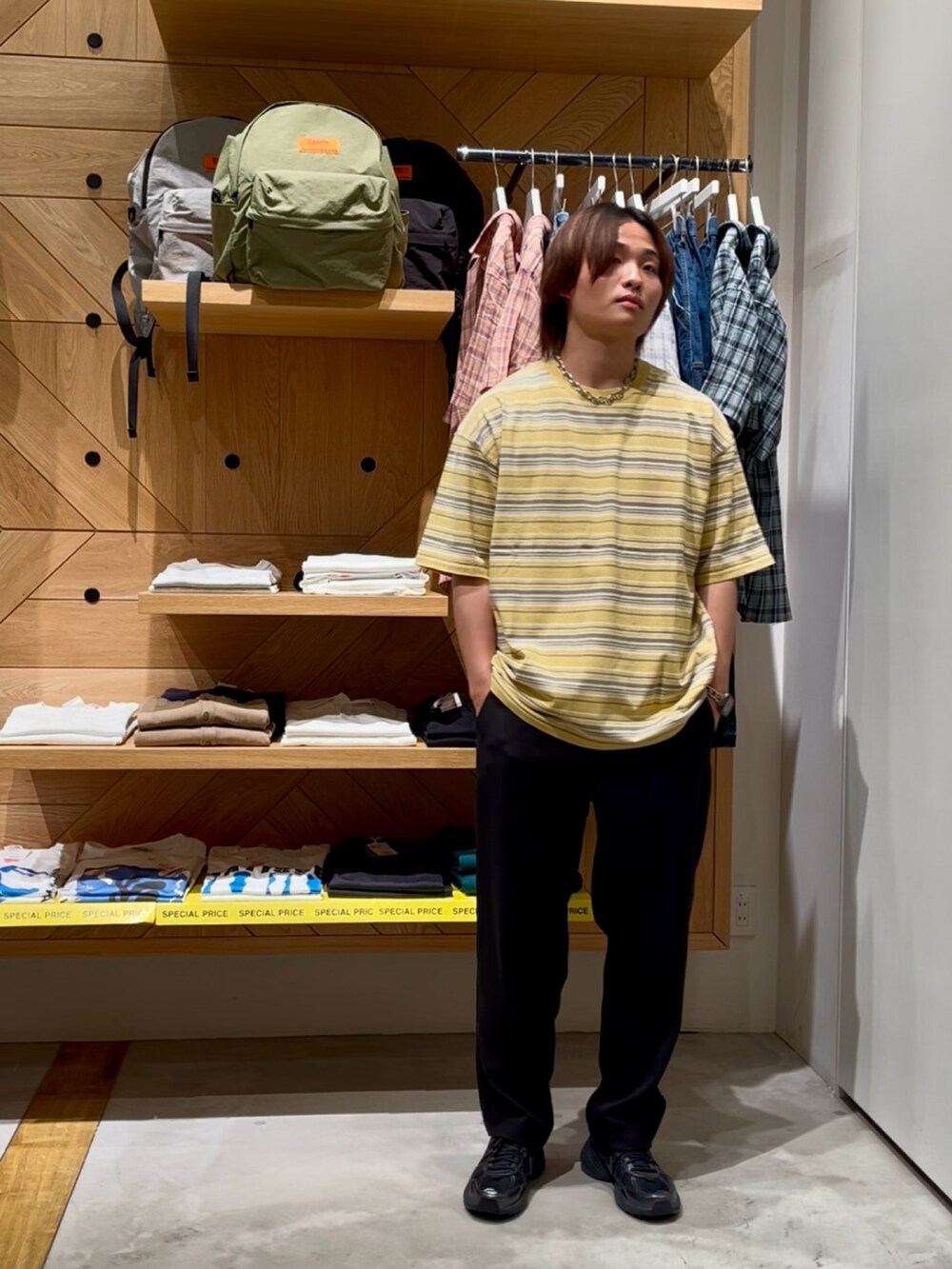 「初夏コーデ、メンズファッション、休日コーデ、メンズコーデ、お洒落さんとつながりたい、シンプルスタイル、ラフ、カジュアル、ゆるコーデ、リラックススタイル、大人カジュアル、ボーダー、ワイドパンツ、BAYFLOW(BAYFLOW)、AMERICAN RAG CIE」｜「AMERICAN RAG CIEの【AMERICAN RAG CIE】マルチカラーボーダーTシャツ（ユニセックス）（その他トップス、イエロー系）」を使った、ゆーーーとさん（メンズ・173cm）の夏コーディネートの5枚目の写真