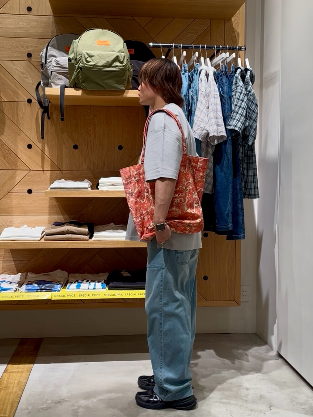 「オトナカジュアル、夏コーデ、シンプルコーデ、夏服コーデ、シンプルスタイル、メンズコーデ、ootd、きれいめカジュアル、夏服、リラックススタイル、ラフ、大人カジュアル、Tシャツ、デニムパンツ、BAYFLOW(BAYFLOW)」｜「BAYFLOWの【上品な素材感】シルケットスリット半袖Tシャツ（Tシャツ/カットソー、グレー系）」を使った、ゆーーーとさん（メンズ・173cm）の夏コーディネートの2枚目の写真