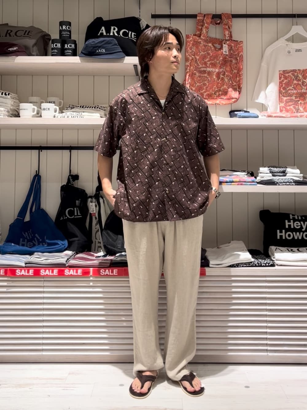 「夏ルックで気分アップ、シンプルスタイル、大人コーデ、おしゃれさんと繋がりたい、カジュアル、ベーシック/シンプル、ラフ、ワントーン、ブラウン、大人カジュアル、シャツスタイル、テーパードパンツ、サンダル、タンクトップ、BAYFLOW(BAYFLOW)」｜「BAYFLOWの[夏でも羽織りやすい]レトロパターン半袖柄シャツ（シャツ/ブラウス、ブラウン系）」を使った、ゆーーーとさん（メンズ・173cm）の夏コーディネートの2枚目の写真