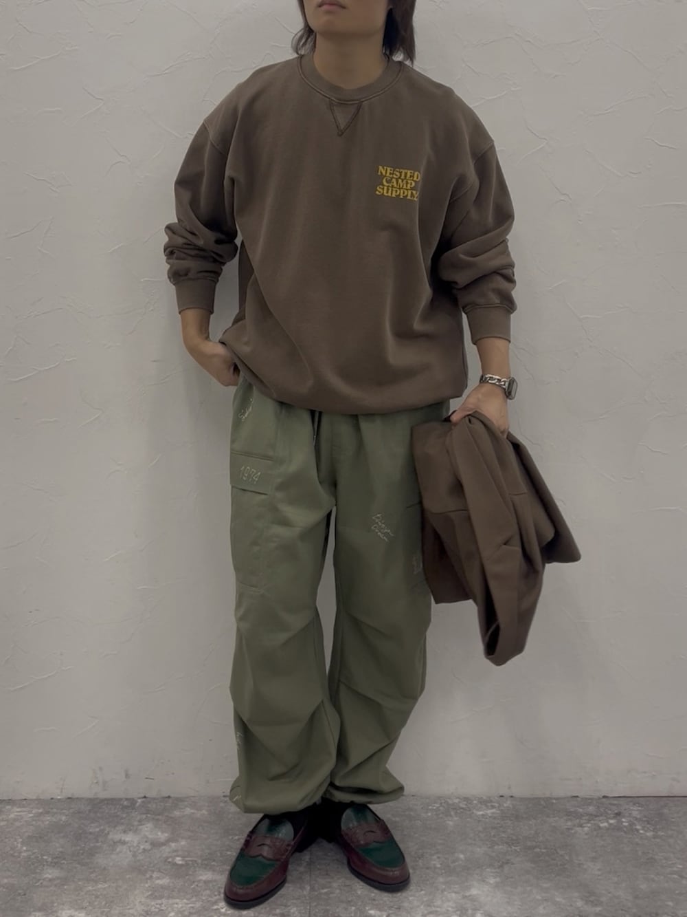 ブラウン系のスウェット、ブラウン系のテーラードジャケット、グリーン系のその他パンツを着用したメンズの秋コーディネートの2枚目の写真