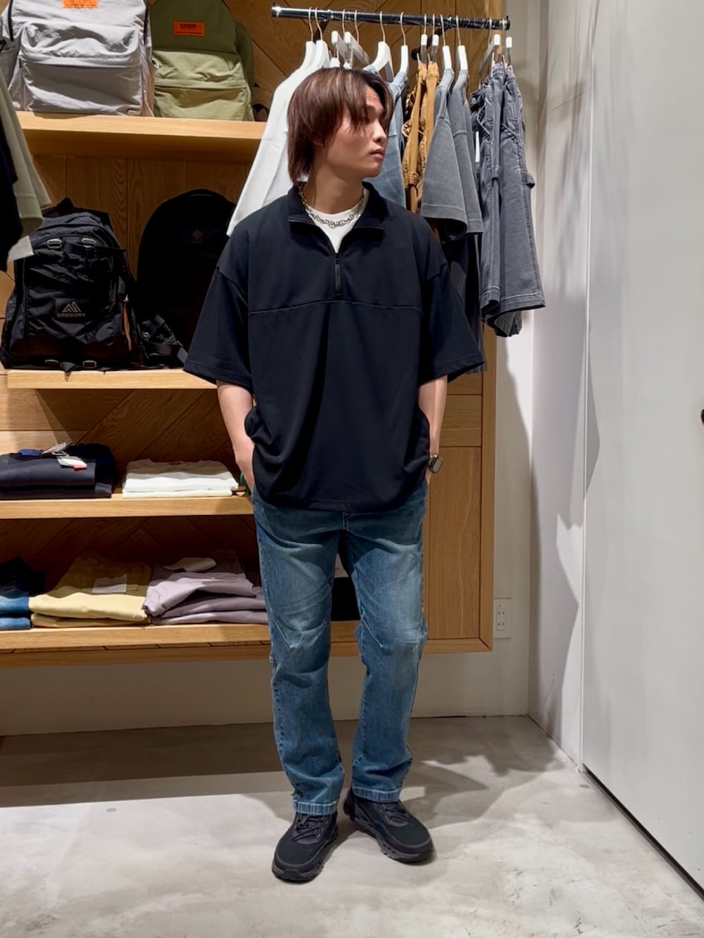 「夏コーデ、ストリート、大人カジュアル、おでかけコーデ、休日コーデ、outfit、ootd、夏、カジュアルコーデ、ラフ、ハーフジップ、ノースリーブ、デニム、BAYFLOW(BAYFLOW)、スポーツミックス」｜「HEREIAMの【HEREIAM MEN】吸水速乾＆UV/DRYMIXハーフジッププルオーバー（Tシャツ/カットソー、ブラック系）」を使った、ゆーーーとさん（メンズ・173cm）の夏コーディネートの4枚目の写真