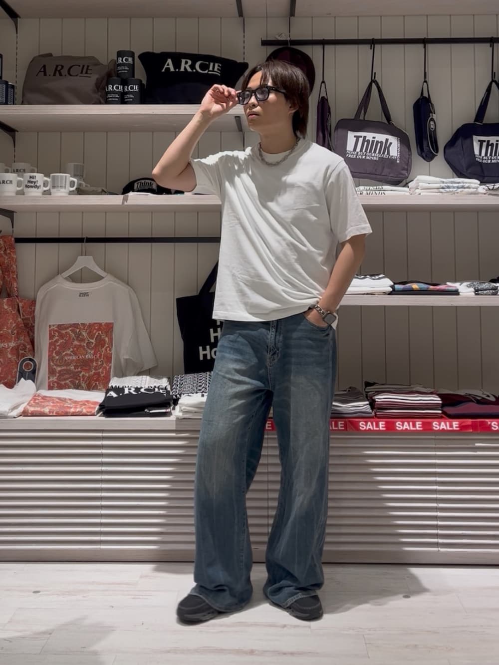 「デニム、サングラス、ノースリーブ、白Tシャツ、夏服、夏コーデ、シンプルコーデ、ベーシック/シンプル、カジュアル、大人カジュアル、夏だ！Tシャツ着よう！、Tシャツ、デニムパンツ、スニーカー、BAYFLOW(BAYFLOW)」｜「BAYFLOWの[ヴィンテージ感]ピグメント天竺半袖Tシャツ（Tシャツ/カットソー、ホワイト系）」を使った、ゆーーーとさん（メンズ・173cm）の夏コーディネートの5枚目の写真