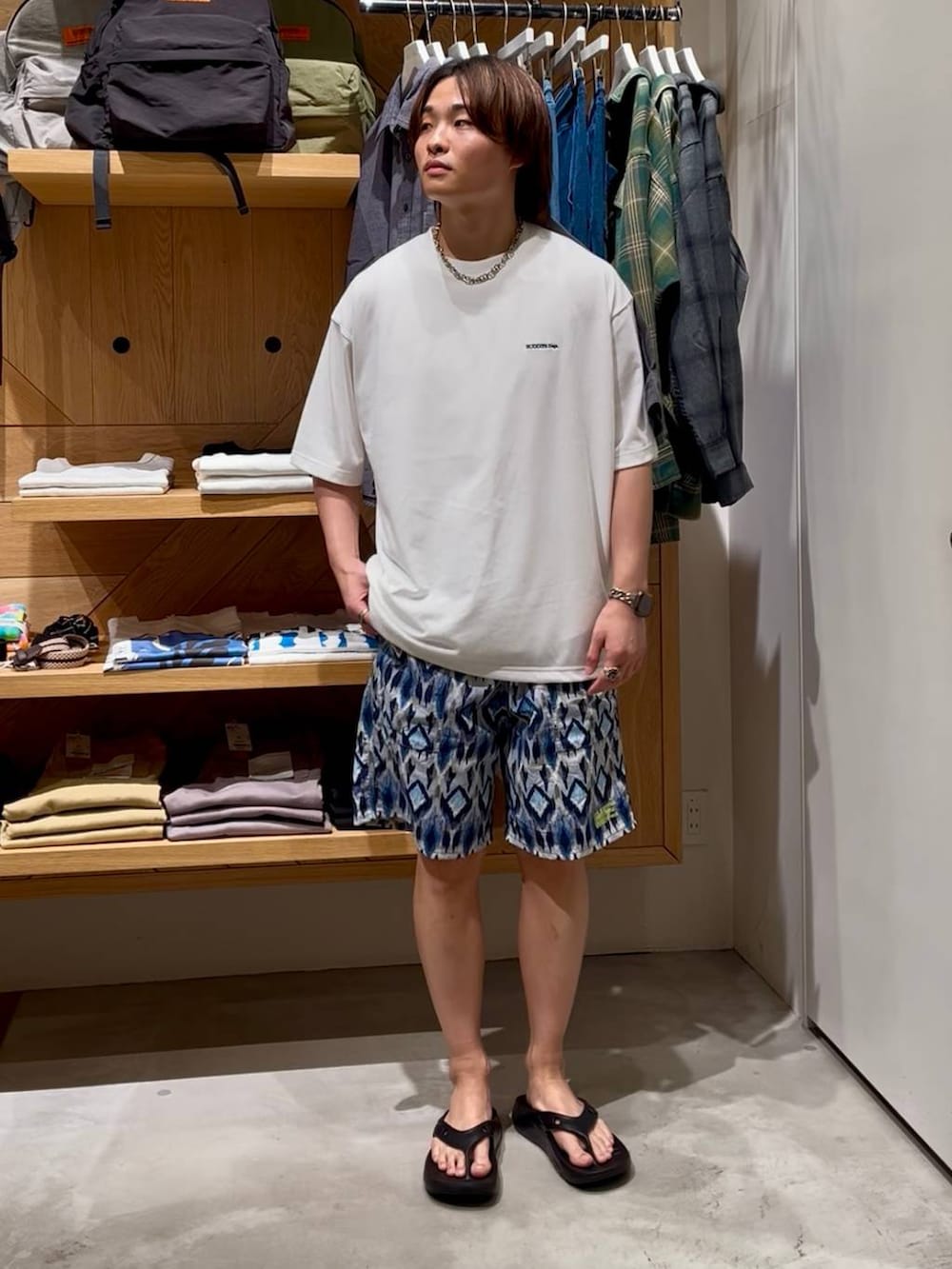 その他のその他パンツ、ブラック系のサンダル、ホワイト系のTシャツ/カットソーを着用したメンズの春コーディネートの5枚目の写真
