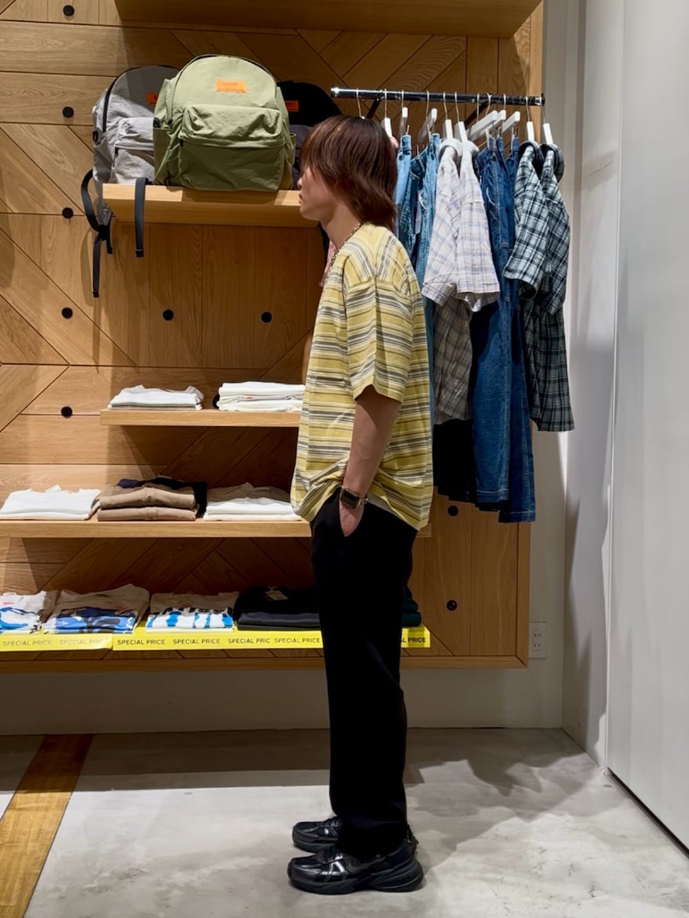 「初夏コーデ、メンズファッション、休日コーデ、メンズコーデ、お洒落さんとつながりたい、シンプルスタイル、ラフ、カジュアル、ゆるコーデ、リラックススタイル、大人カジュアル、ボーダー、ワイドパンツ、BAYFLOW(BAYFLOW)、AMERICAN RAG CIE」｜「AMERICAN RAG CIEの【AMERICAN RAG CIE】マルチカラーボーダーTシャツ（ユニセックス）（その他トップス、イエロー系）」を使った、ゆーーーとさん（メンズ・173cm）の夏コーディネートの2枚目の写真