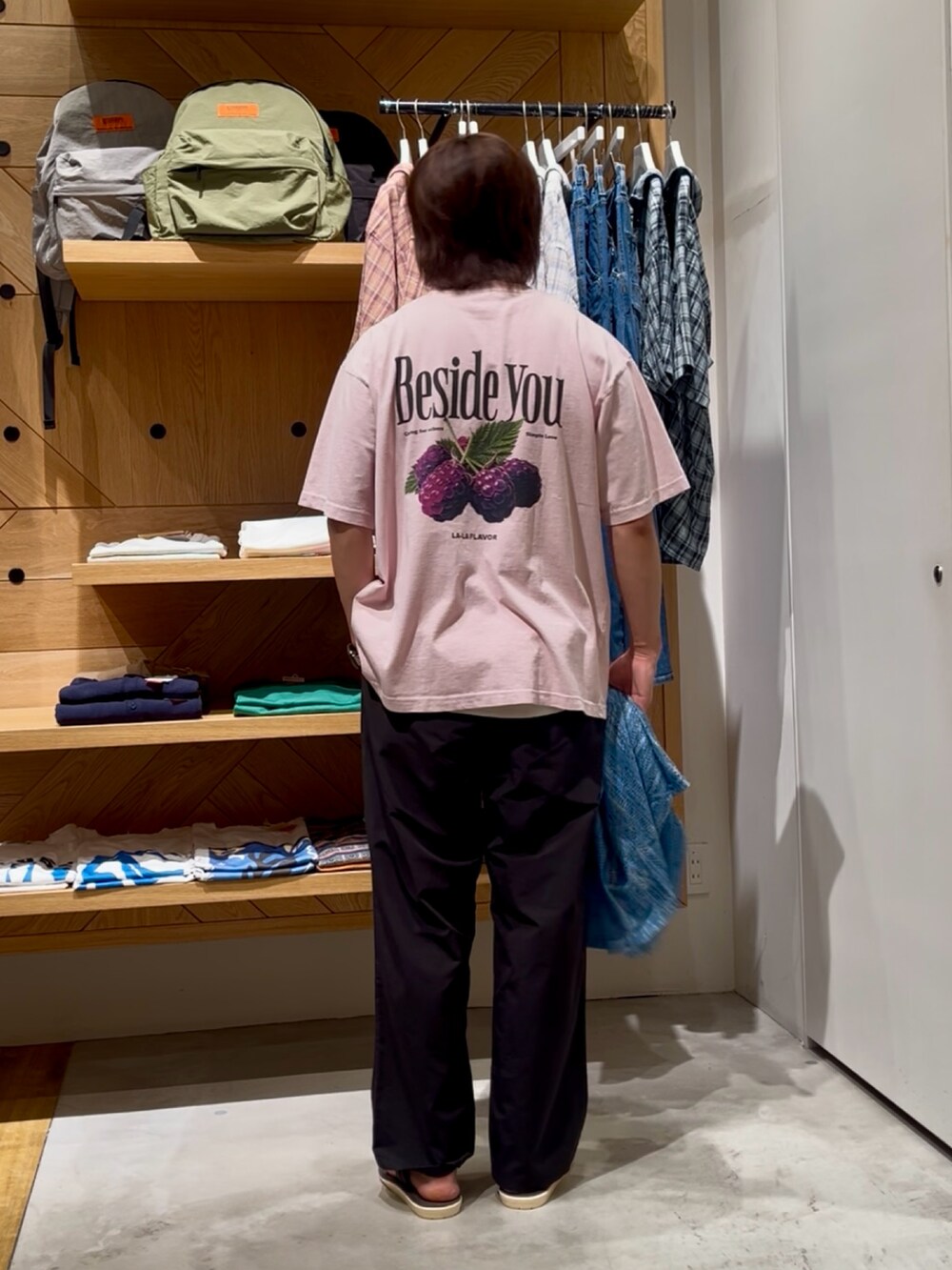 「柄シャツ、夏コーデ、メンズファッション、今日のコーデ、ラフコーデ、夏だ！Tシャツ着よう！、休日スタイル、カジュアル、シンプルコーデ、Tシャツ、ワイドパンツ、ナイロンパンツ、サンダル、大人カジュアル、BAYFLOW(BAYFLOW)」｜「BAYFLOWのFRUITS半袖Tシャツ（Tシャツ/カットソー、ピンク系）」を使った、ゆーーーとさん（メンズ・173cm）の夏コーディネートの3枚目の写真
