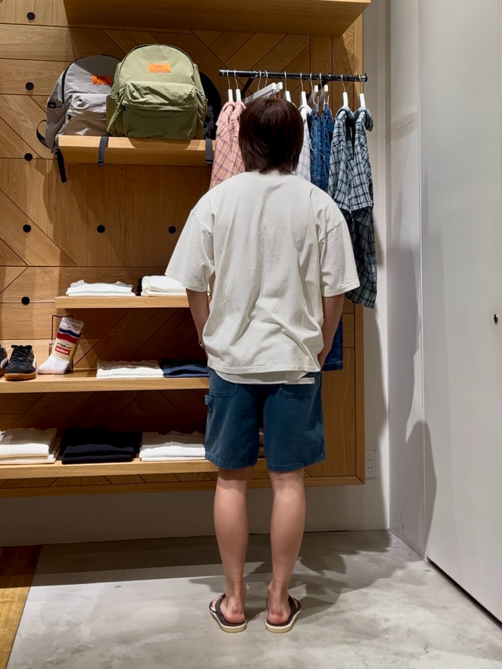 「サンダル、夏コーデ、白Tシャツ、シンプル、オトナカジュアル、お洒落さんとつながりたい、夏服、メンズファッション、リラックススタイル、ラフ、ラフコーデ、シンプルコーデ、Tシャツ、BAYFLOW(BAYFLOW)、ショートパンツ」｜「BAYFLOWのピグメントステッチ半袖Tシャツ（Tシャツ/カットソー、ホワイト系）」を使った、ゆーーーとさん（メンズ・173cm）の夏コーディネートの3枚目の写真