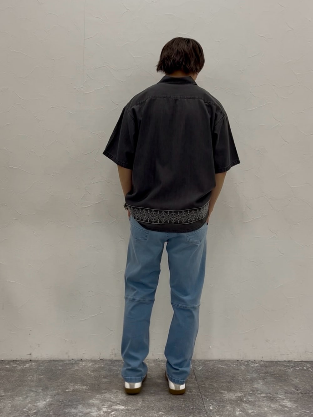 ブラック系のシャツ/ブラウス、ホワイト系のタンクトップ、ブルー系のデニムパンツを着用したメンズの春コーディネートの2枚目の写真