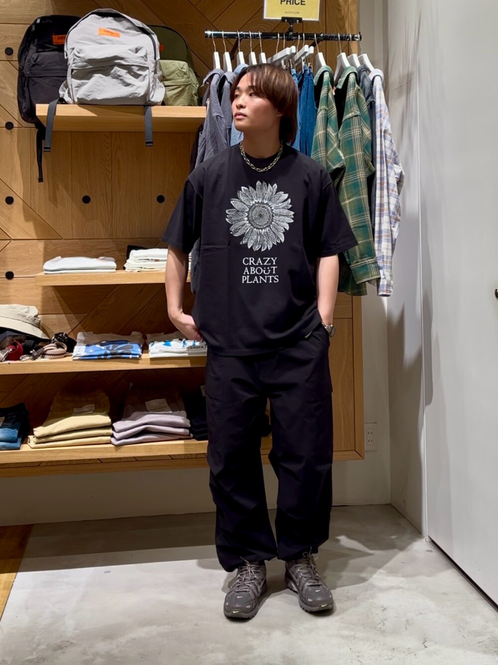 「モノトーン、黒Tシャツ、休日スタイル、オトナカジュアル、シンプルスタイル、ootd、スニーカー、リラックススタイル、カジュアルスタイル、シルバーアクセサリー、今日のコーデ、ラフコーデ、大人カジュアル、BAYFLOW(BAYFLOW)、AMERICANRAGCIE」｜「AMERICAN RAG CIEの【AMERICAN RAG CIE×BANANA YAMAMOTO】SUNFLOWER Tシャツ（ユニセックス）（Tシャツ/カットソー、ブラック系）」を使った、ゆーーーとさん（メンズ・173cm）の夏コーディネートの5枚目の写真