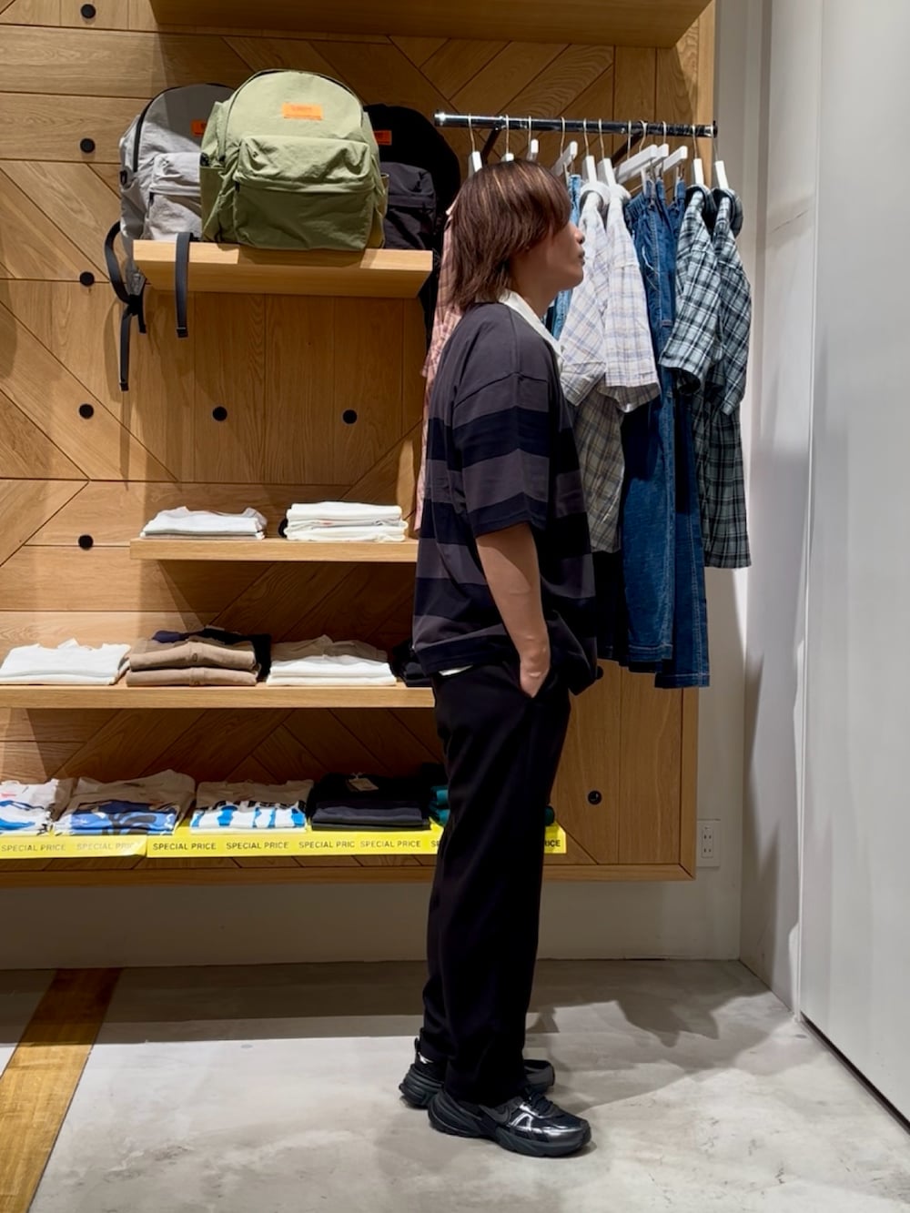「夏コーデ、シンプルスタイル、おしゃれさんと繋がりたい、休日スタイル、いいね、save、フォローお願いします🤑、お出かけコーデ、ワイドパンツ、モノトーンコーデ、スニーカー、韓国ファッション、ラフコーデ、夏ファッション、リラックススタイル、大人カジュアル、BAYFLOW(BAYFLOW)」｜「AMERICAN RAG CIEの【AMERICAN RAG CIE】ラグビーシャツ（ユニセックス）（その他トップス、グレー系）」を使った、ゆーーーとさん（メンズ・173cm）の夏コーディネートの4枚目の写真