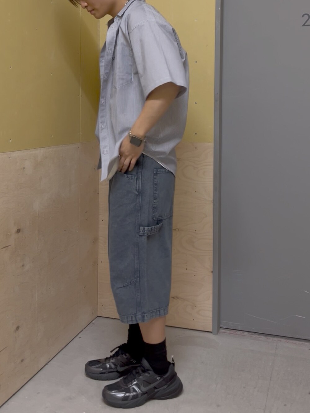 ブルー系のシャツ/ブラウス、ホワイト系のTシャツ/カットソー、ブルー系のその他パンツを着用したメンズの夏コーディネートの2枚目の写真
