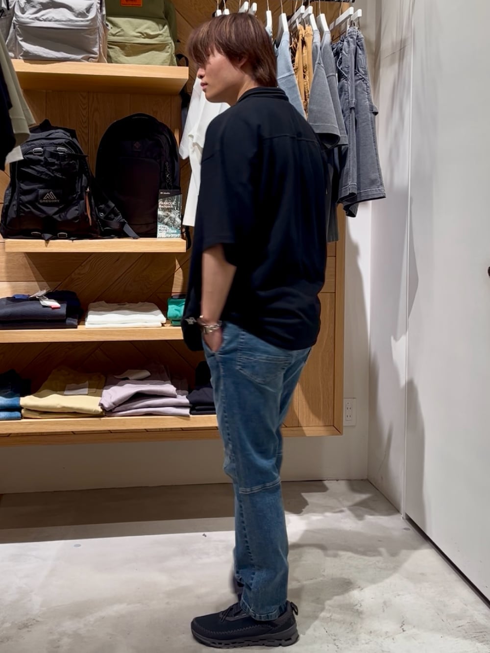 「夏コーデ、ストリート、大人カジュアル、おでかけコーデ、休日コーデ、outfit、ootd、夏、カジュアルコーデ、ラフ、ハーフジップ、ノースリーブ、デニム、BAYFLOW(BAYFLOW)、スポーツミックス」｜「HEREIAMの【HEREIAM MEN】吸水速乾＆UV/DRYMIXハーフジッププルオーバー（Tシャツ/カットソー、ブラック系）」を使った、ゆーーーとさん（メンズ・173cm）の夏コーディネートの3枚目の写真