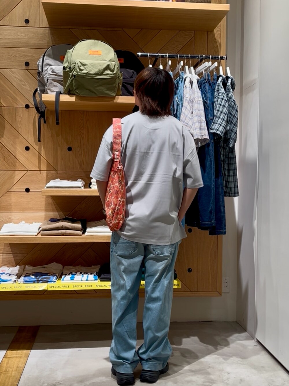 「オトナカジュアル、夏コーデ、シンプルコーデ、夏服コーデ、シンプルスタイル、メンズコーデ、ootd、きれいめカジュアル、夏服、リラックススタイル、ラフ、大人カジュアル、Tシャツ、デニムパンツ、BAYFLOW(BAYFLOW)」｜「BAYFLOWの【上品な素材感】シルケットスリット半袖Tシャツ（Tシャツ/カットソー、グレー系）」を使った、ゆーーーとさん（メンズ・173cm）の夏コーディネートの3枚目の写真