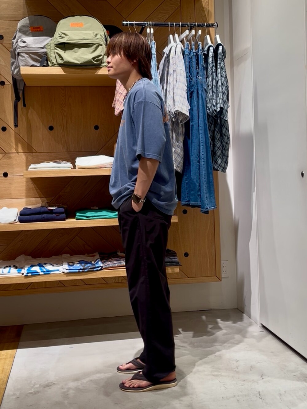 「夏コーデ、夏、大人カジュアル、ブラック、シルバーアクセサリー、おでかけコーデ、春夏コーデ、古着MIX、Tシャツ、グラフィックＴ、タンクトップ、カジュアル、カジュアルコーデ、ワイドパンツ、BAYFLOW(BAYFLOW)」｜「BAYFLOWのヴィンテージライクアニマルTシャツ（Tシャツ/カットソー、ブルー系）」を使った、ゆーーーとさん（メンズ・173cm）の夏コーディネートの2枚目の写真