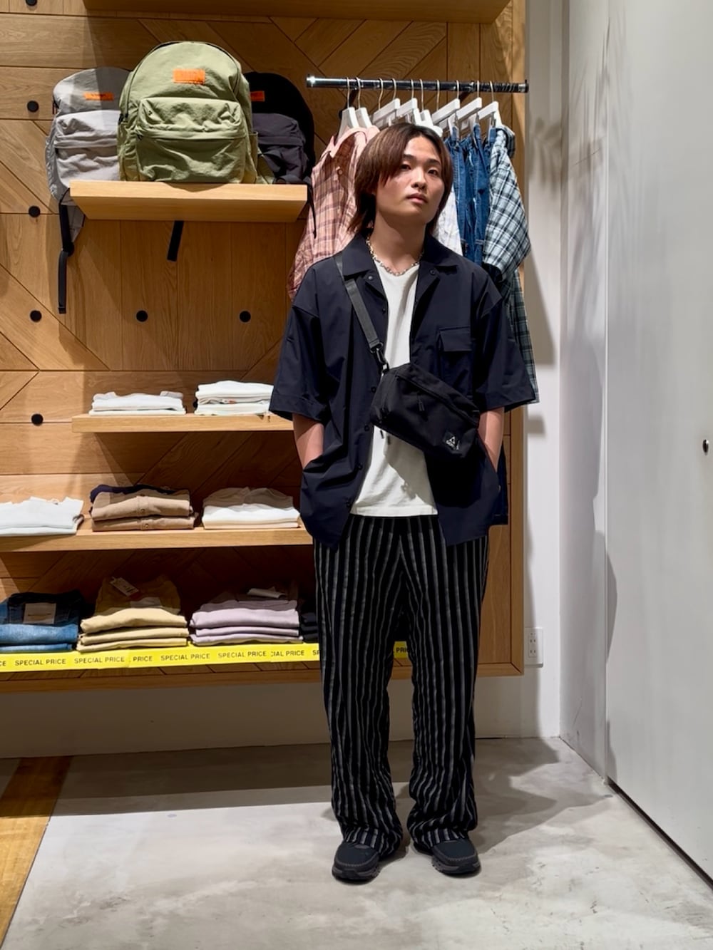 「夏コーデ、大人カジュアルコーデ、シンプルスタイル、オトナカジュアル、スニーカーコーデ、おでかけコーデ、ストリートコーデ、キレイめカジュアル、シャツ好き集まれ、シンプルコーデ、オールブラック、おしゃれさんと繋がりたい、休日スタイル、BAYFLOW(BAYFLOW)、HEREIAM」｜「HEREIAMの【HEREIAM MEN】撥水/マルチフェイスシャツ（シャツ/ブラウス、ブラック系）」を使った、ゆーーーとさん（メンズ・173cm）の夏コーディネートの5枚目の写真