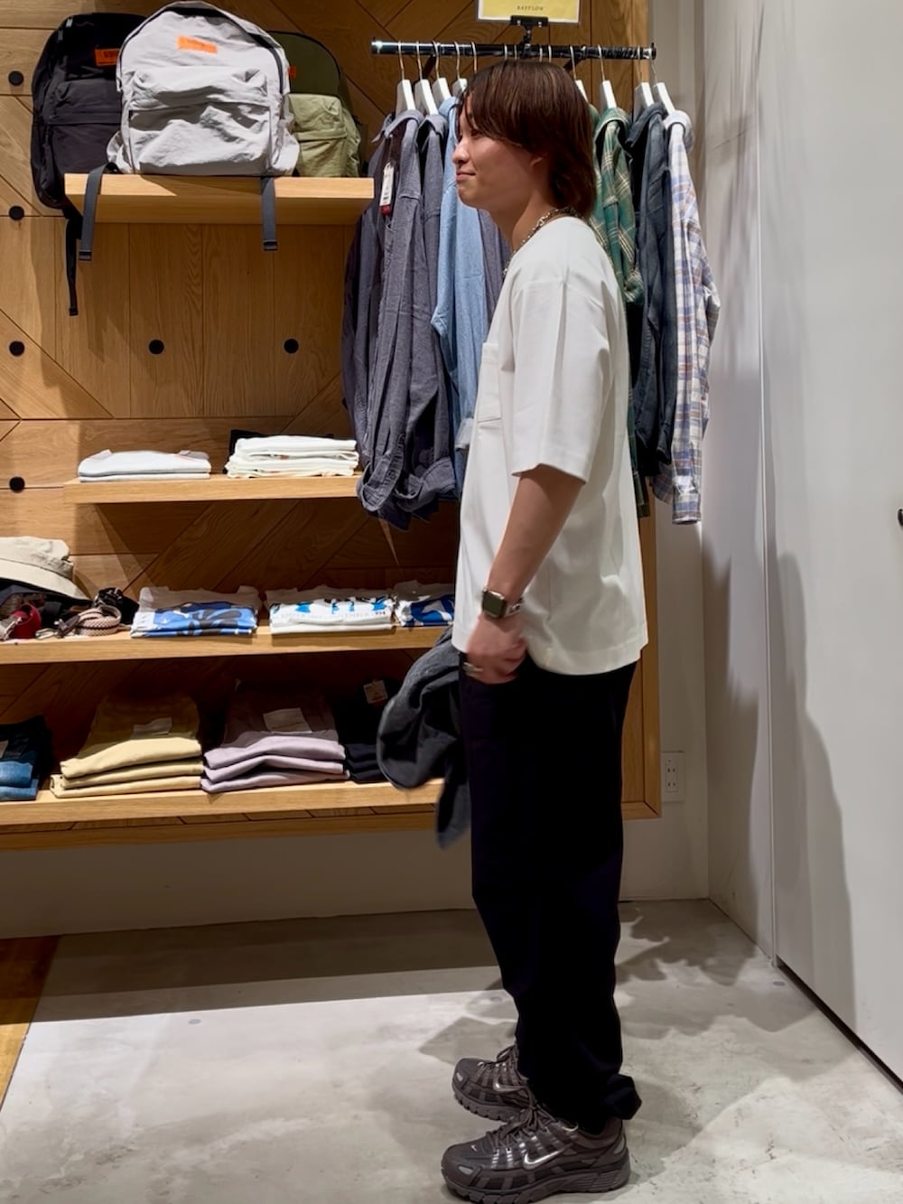 「モノトーン、スポーツミックス、シャツスタイル、白Tシャツ、カジュアルコーデ、シャツ、ストリートコーデ、春夏コーデ、半袖シャツ、大人コーデ、大人カジュアル、カジュアル、シンプルコーデ、NIKE、BAYFLOW(BAYFLOW)」｜「BAYFLOWの［シルキーなタッチ感］シルケットワンポイントTシャツ（Tシャツ/カットソー、ホワイト系）」を使った、ゆーーーとさん（メンズ・173cm）の夏コーディネートの2枚目の写真