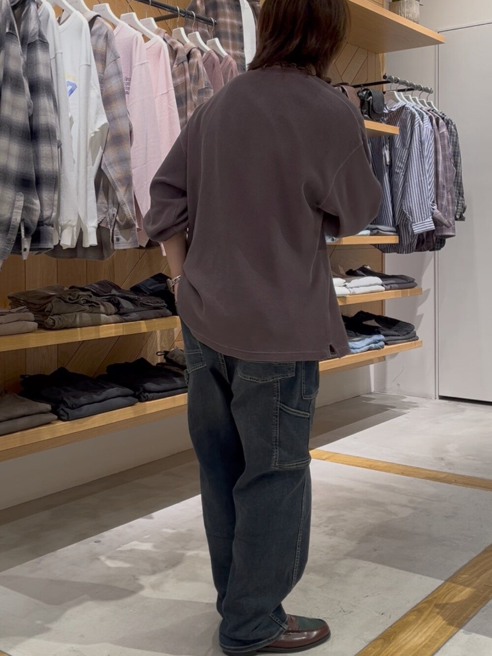 レッド系のTシャツ/カットソー、ブルー系のその他パンツを着用したメンズの秋コーディネートの4枚目の写真