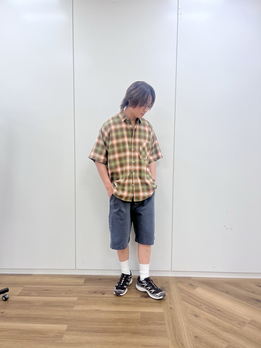 「タンクトップ、夏コーデ、ベーシック/シンプル、シンプルコーデ、カジュアル、大人カジュアル、ラフ、シャツスタイル、チェック、ハーフパンツ、スニーカー、いいね、save、フォローお願いします🤑、休日コーデ、SALOMON、BAYFLOW(BAYFLOW)」｜「BAYFLOWの[トレンド柄] アソートチェックシャツ（シャツ/ブラウス、ベージュ系）」を使った、ゆーーーとさん（メンズ・173cm）の夏コーディネートの3枚目の写真