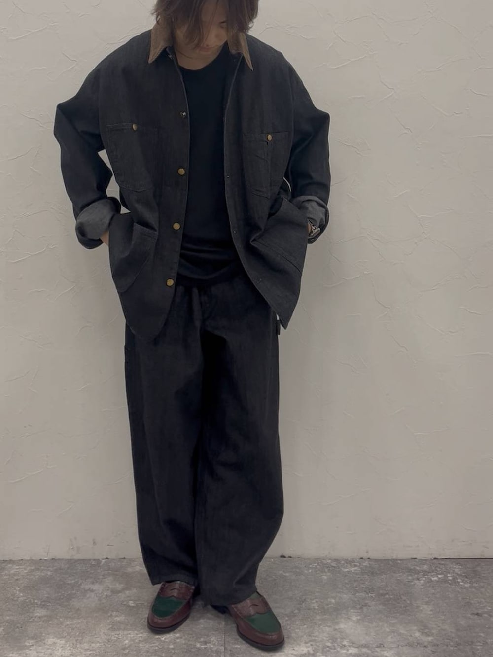 ブラック系のTシャツ/カットソー、ブラック系のデニムジャケット、ブラック系のデニムパンツを着用したメンズの秋コーディネートの2枚目の写真