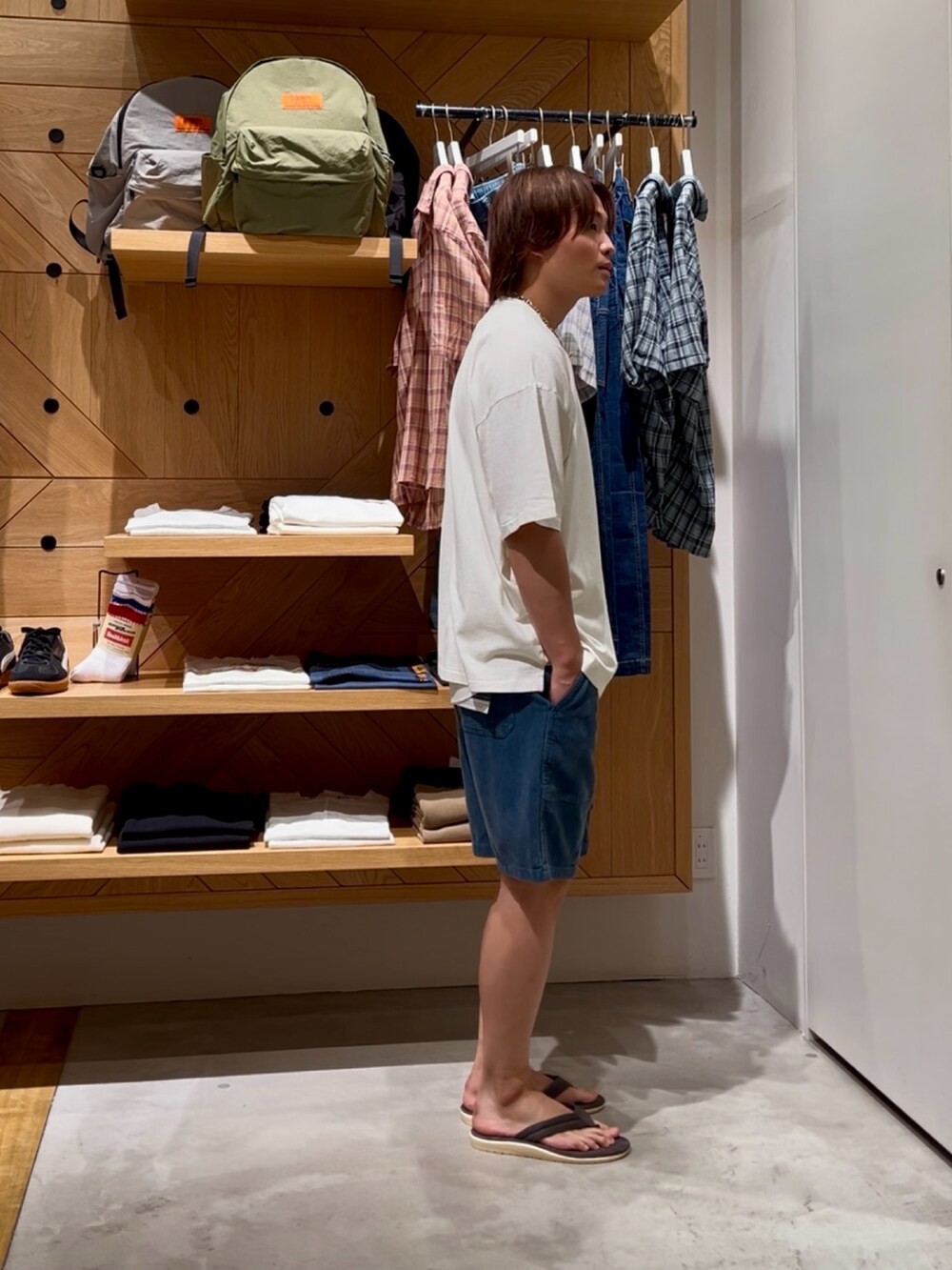 「サンダル、夏コーデ、白Tシャツ、シンプル、オトナカジュアル、お洒落さんとつながりたい、夏服、メンズファッション、リラックススタイル、ラフ、ラフコーデ、シンプルコーデ、Tシャツ、BAYFLOW(BAYFLOW)、ショートパンツ」｜「BAYFLOWのピグメントステッチ半袖Tシャツ（Tシャツ/カットソー、ホワイト系）」を使った、ゆーーーとさん（メンズ・173cm）の夏コーディネートの4枚目の写真