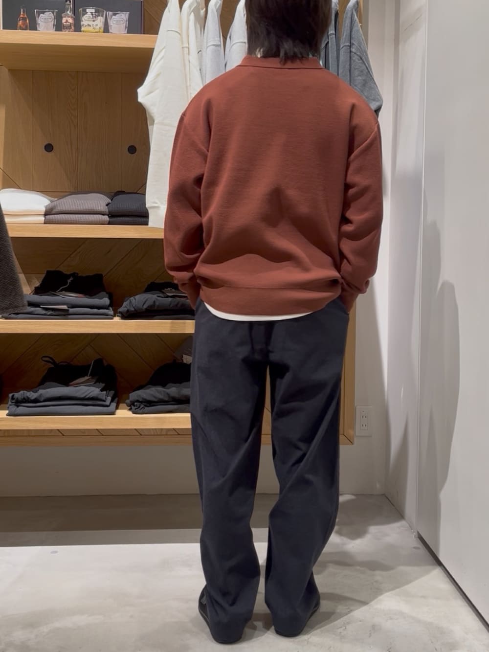 ブラウン系のポロシャツ、ホワイト系のTシャツ/カットソー、ブルー系のその他パンツを着用したメンズの秋コーディネートの3枚目の写真