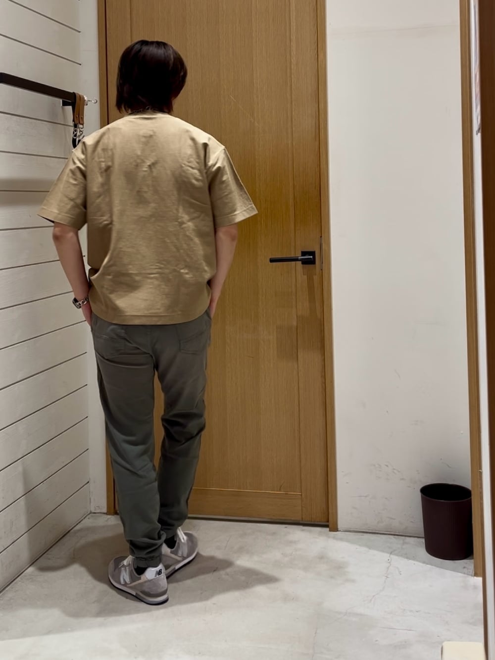 「夏コーデ、おしゃれさんと繋がりたい、シンプルスタイル、休日スタイル、いいね、save、フォローお願いします🤑、お出かけコーデ、春コーデ、無地T、今日のコーデ、リラックススタイル、ゆるコーデ、ヘンリーネック、ジョガーパンツ、BAYFLOW(BAYFLOW)、ニューバランス」｜「BAYFLOWの[USAコットン]ヘビーウェイトヘンリーネック半袖Tシャツ（Tシャツ/カットソー、ベージュ系）」を使った、ゆーーーとさん（メンズ・173cm）の夏コーディネートの2枚目の写真