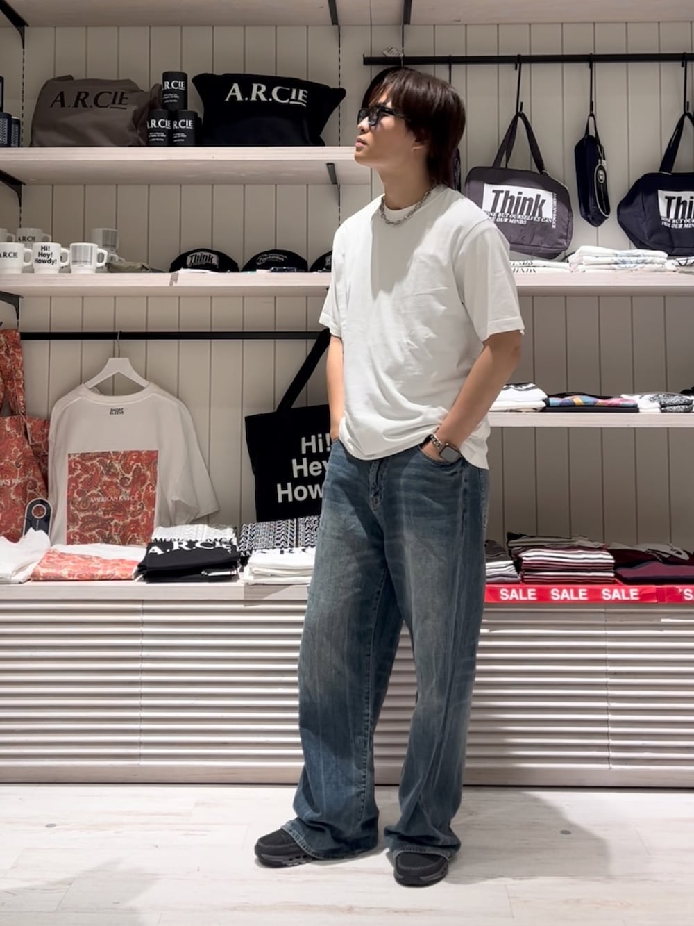 「デニム、サングラス、ノースリーブ、白Tシャツ、夏服、夏コーデ、シンプルコーデ、ベーシック/シンプル、カジュアル、大人カジュアル、夏だ！Tシャツ着よう！、Tシャツ、デニムパンツ、スニーカー、BAYFLOW(BAYFLOW)」｜「BAYFLOWの[ヴィンテージ感]ピグメント天竺半袖Tシャツ（Tシャツ/カットソー、ホワイト系）」を使った、ゆーーーとさん（メンズ・173cm）の夏コーディネートの4枚目の写真