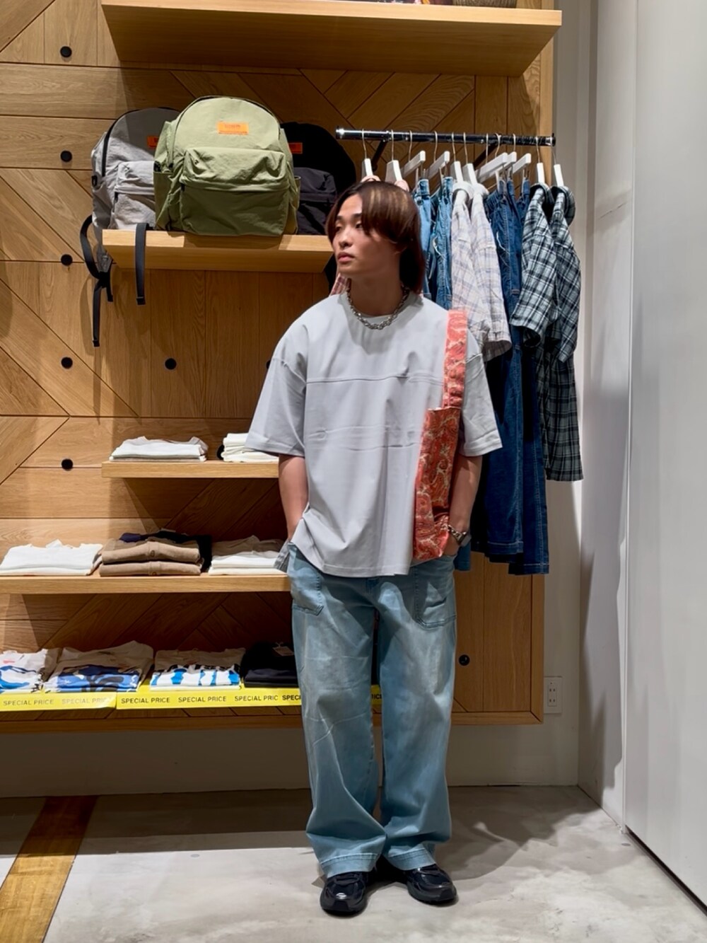 「オトナカジュアル、夏コーデ、シンプルコーデ、夏服コーデ、シンプルスタイル、メンズコーデ、ootd、きれいめカジュアル、夏服、リラックススタイル、ラフ、大人カジュアル、Tシャツ、デニムパンツ、BAYFLOW(BAYFLOW)」｜「BAYFLOWの【上品な素材感】シルケットスリット半袖Tシャツ（Tシャツ/カットソー、グレー系）」を使った、ゆーーーとさん（メンズ・173cm）の夏コーディネートの5枚目の写真