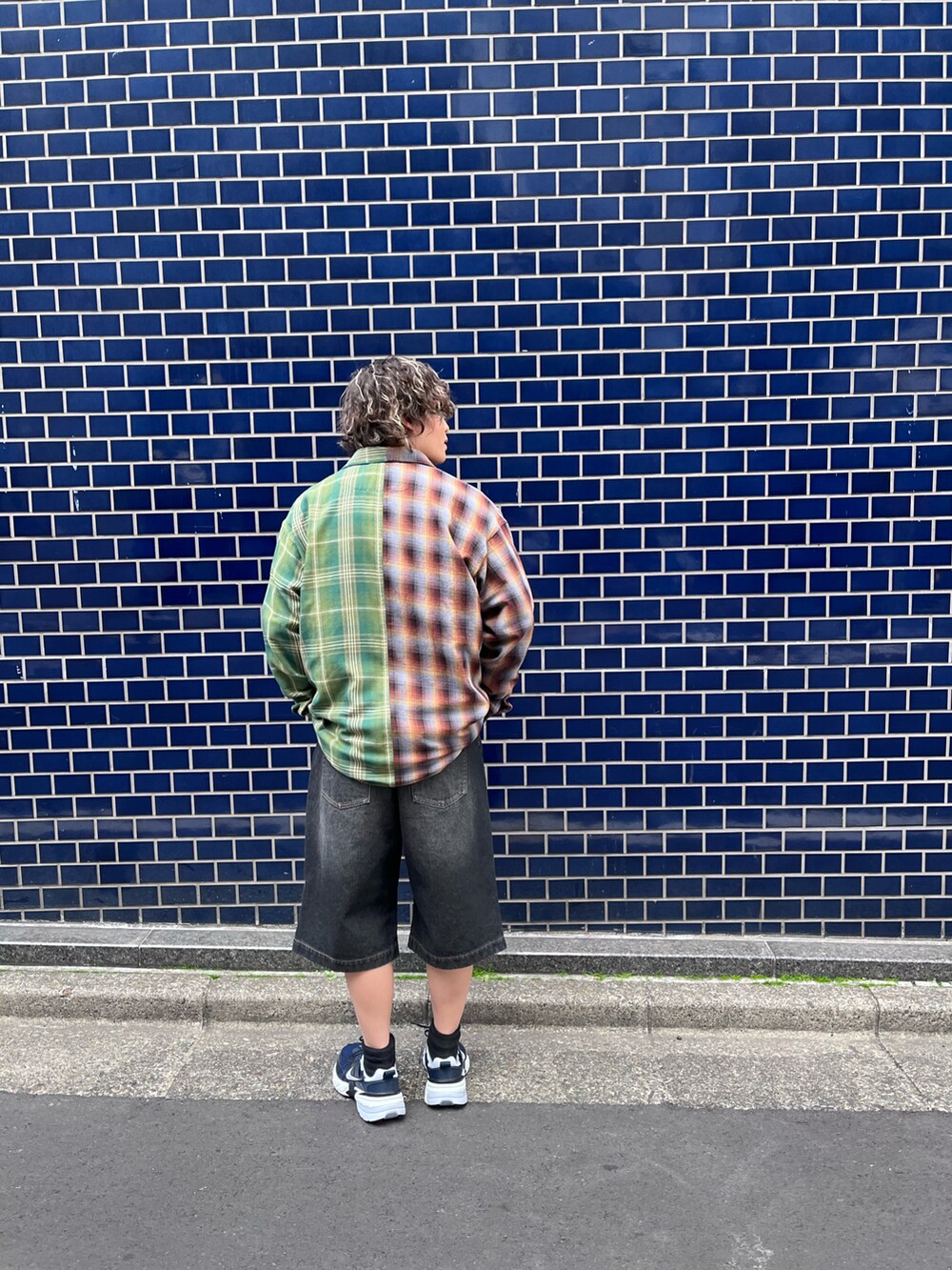 「最近のいい感じコーデ、古着MIX、春服コーデ、ootd、春、ロンT、シャツスタイル、チェックシャツ、スニーカー、チェック、ハーフパンツ、春コーデ、BAYFLOW(BAYFLOW)、カジュアルコーデ」｜「BAYFLOWのリメイクライク長袖シャツ（シャツ/ブラウス、グリーン系）」を使った、ゆーーーとさん（メンズ・173cm）の春コーディネートの3枚目の写真
