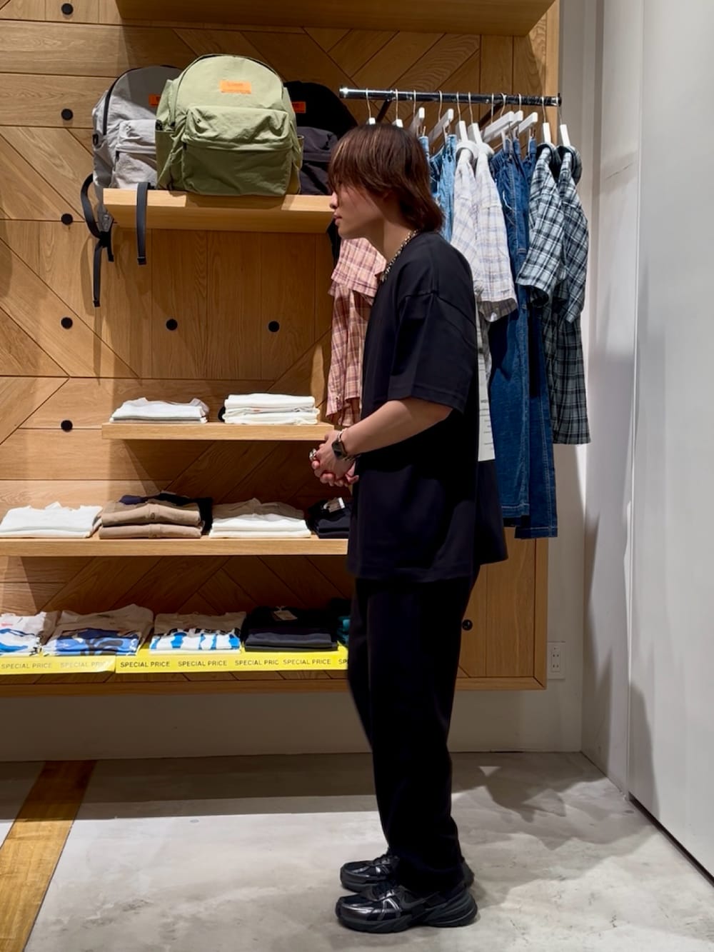 「夏コーデ、黒Tシャツ、韓国ファッション、大人カジュアル、春夏コーデ、きれいめカジュアル、カジュアルコーデ、大人コーデ、ootd、お洒落さんとつながりたい、ゆるコーデ、夏服、シンプルコーデ、プリントT、BAYFLOW(BAYFLOW)」｜「BAYFLOWの【BUDDIES Dept.】バックプリントTシャツ[吸水速乾]（Tシャツ/カットソー、ブラック系）」を使った、ゆーーーとさん（メンズ・173cm）の夏コーディネートの2枚目の写真