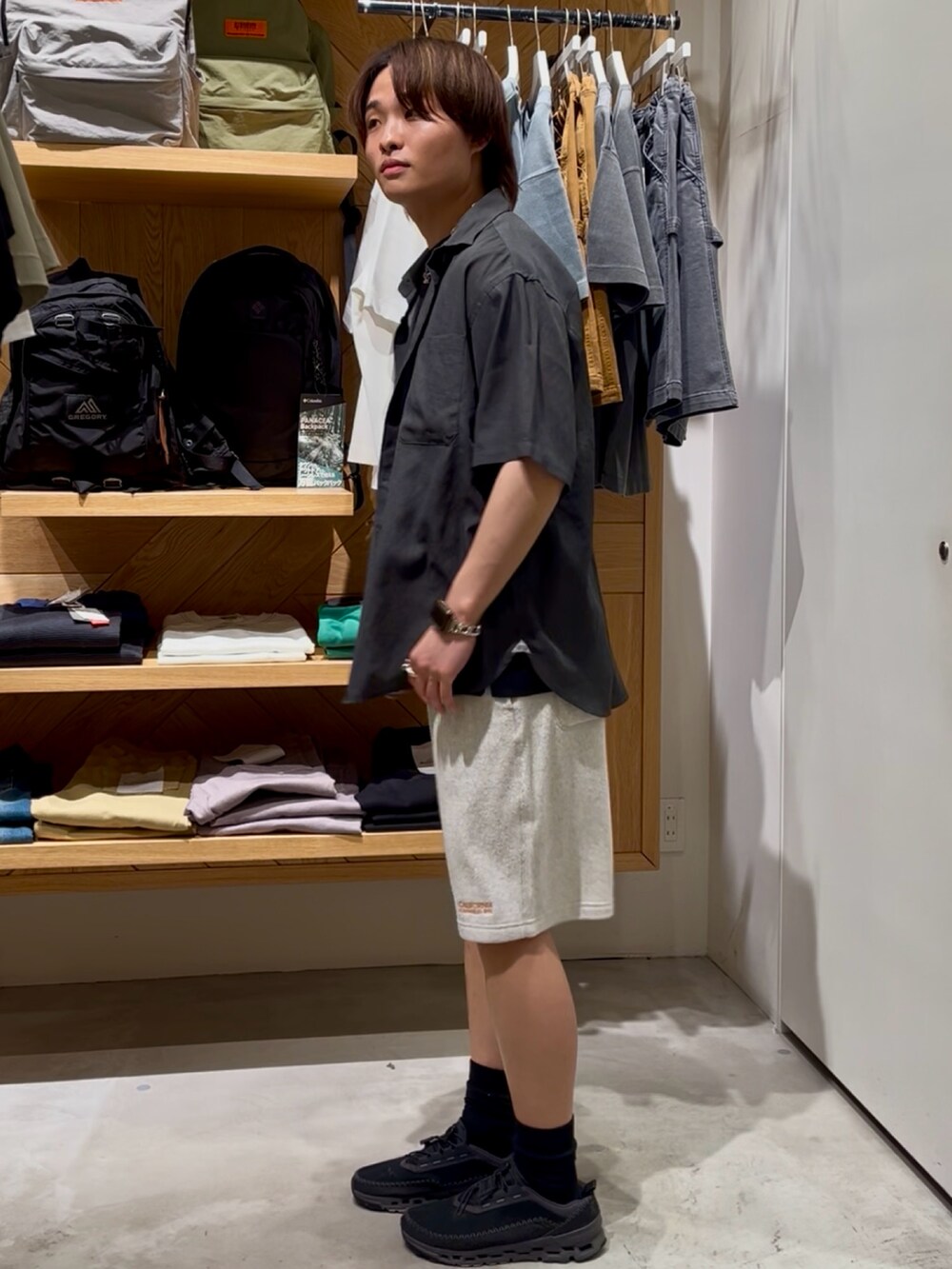 「夏コーデ、大人カジュアル、大人コーデ、春夏コーデ、お洒落さんとつながりたい、カジュアルコーデ、夏服、シャツコーデ、きれいめカジュアル、スウェットパンツ、ootd、カジュアルスタイル、シアーシャツ、ショートパンツ、BAYFLOW(BAYFLOW)」｜「BAYFLOWの【軽量・速乾】シアー半袖シャツ（シャツ/ブラウス、グレー系）」を使った、ゆーーーとさん（メンズ・173cm）の夏コーディネートの2枚目の写真